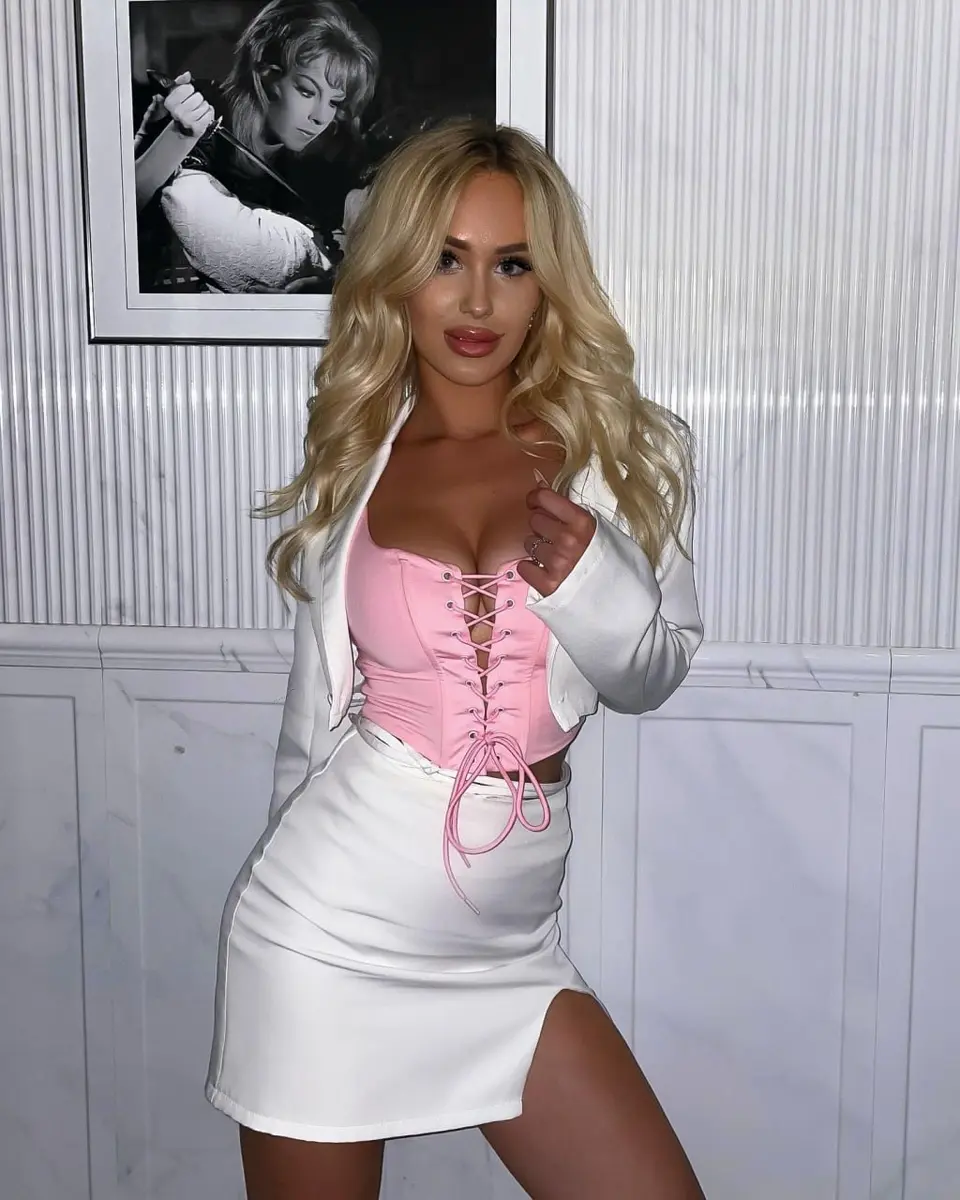 Amina escort in Dubai