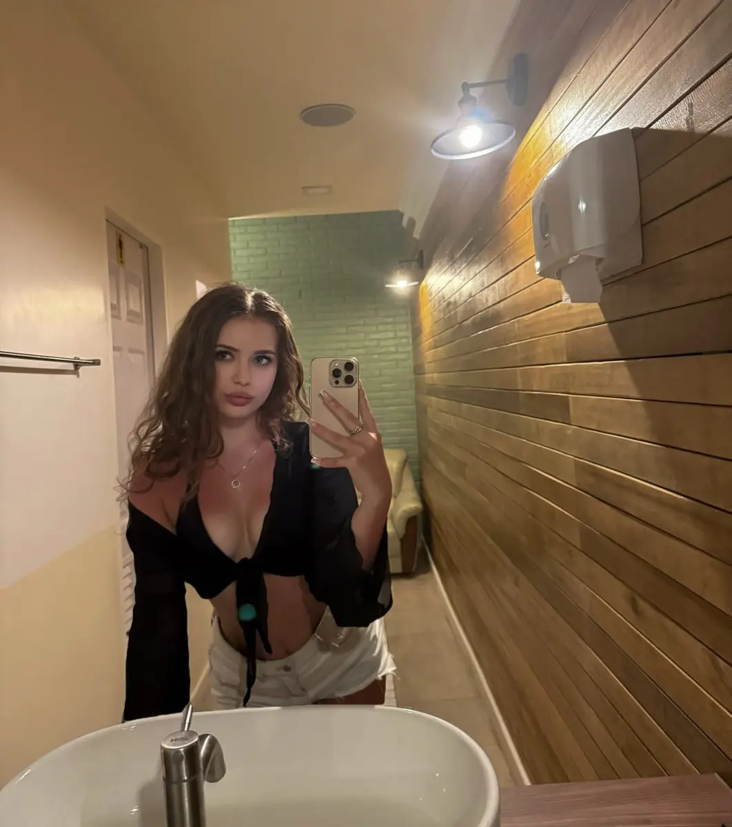 Lily escort in Dubai